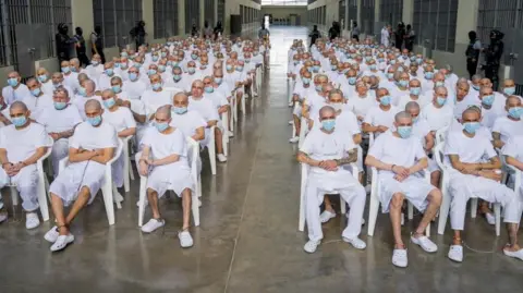 El Salvador Initiates Mass Trial for 486 MS-13 Leaders Amid Gang Violence Crises