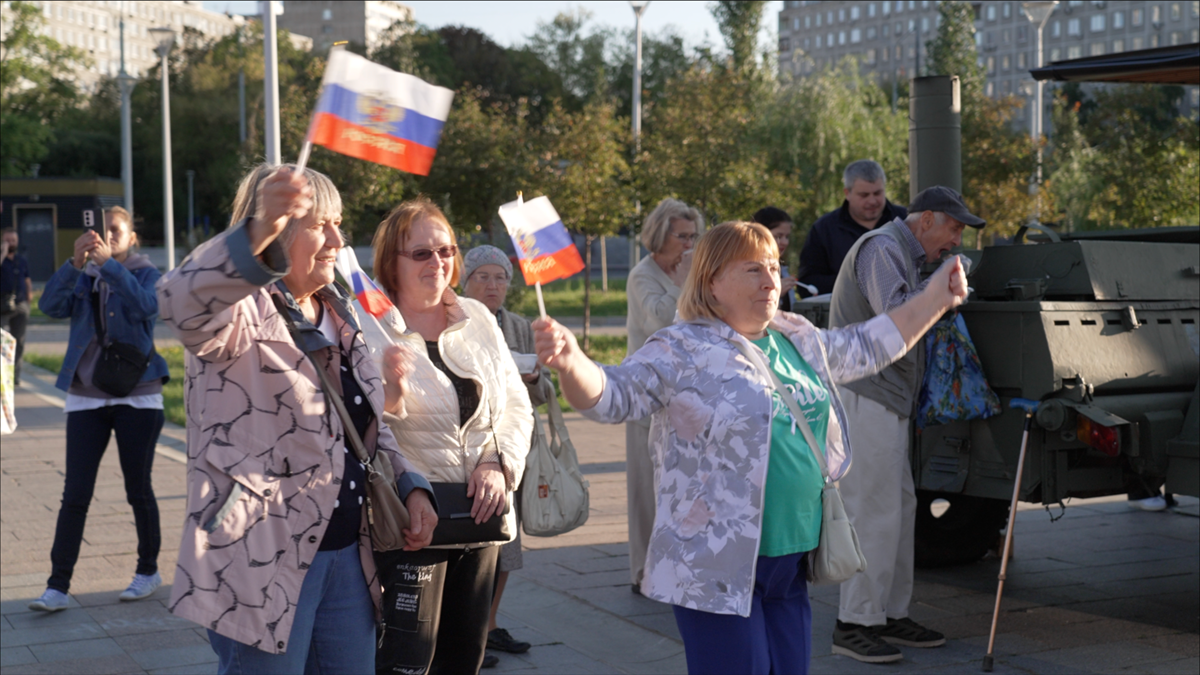 Fuel Shortages in Moscow Spark Long Queues as Flag Day Celebrations Continue