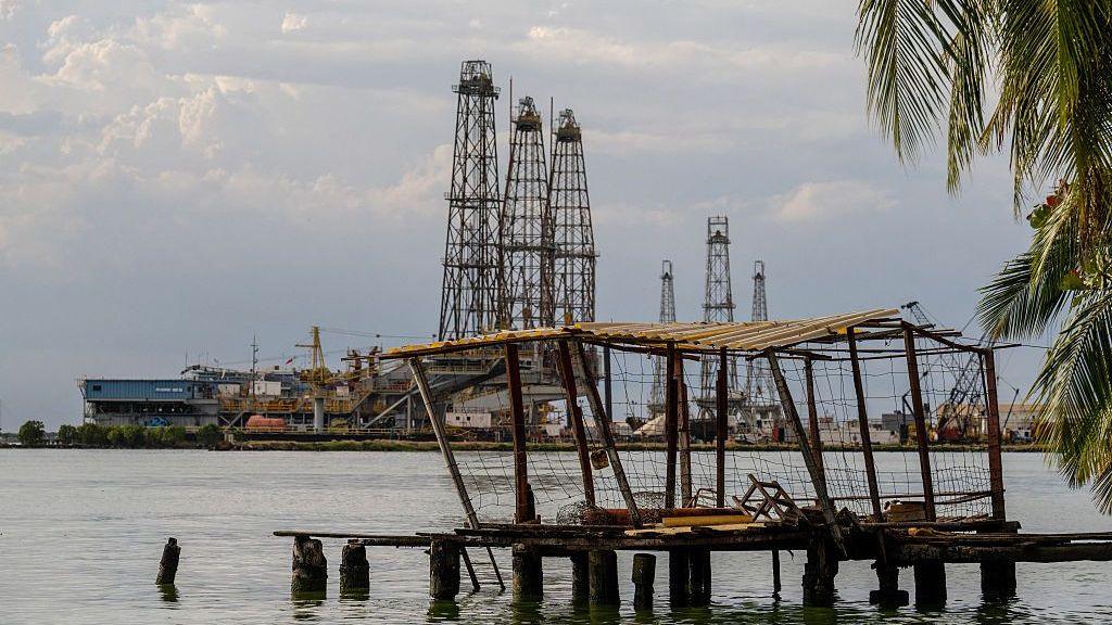 Trump Seeks Control Over Venezuela’s 65bn‑Barrel Oil Reserves: Implications for U.S. Gas Prices and Global Markets