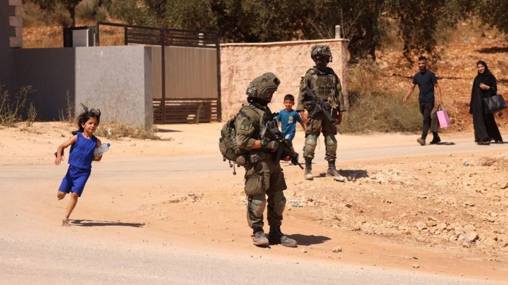 Settlers in Qusra Cut Power and Water, Forcing Palestinian Families to Leave Homes as Israeli Soldiers Intervene