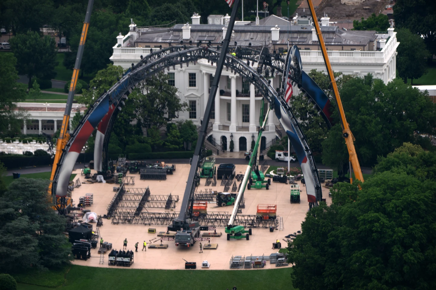 White House Takes the Fight – Trump Builds a Temporary UFC Octagon on the South Lawn