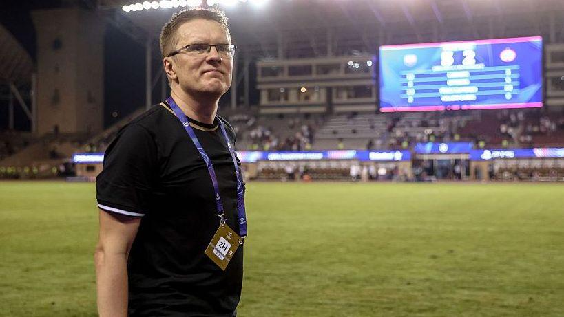 Quiz‑Show Winnings Propel Lithuanian Coach to Champions League and Old Trafford