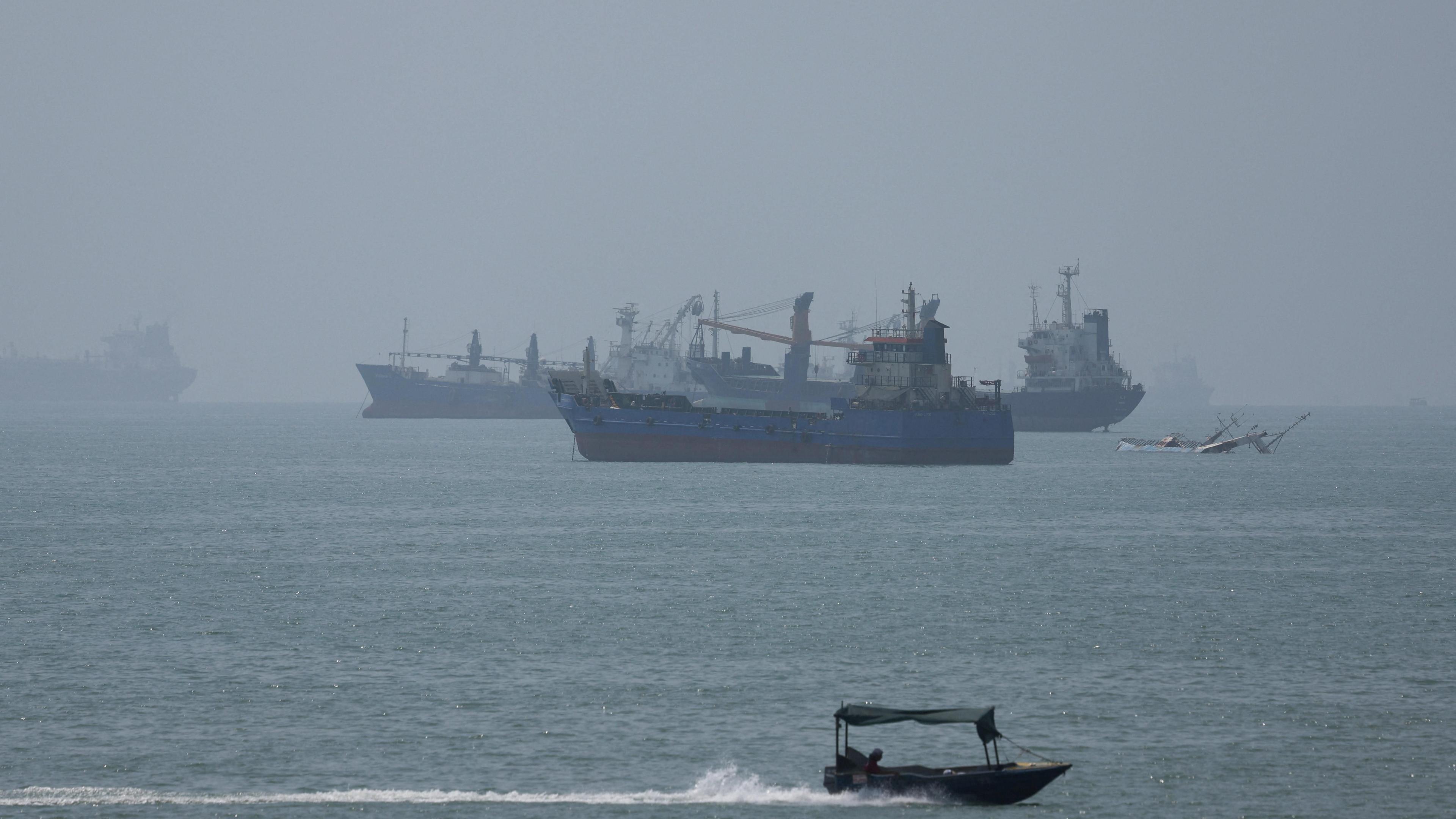 U.S. Strikes Iranian Launchers on Larak Island, Escalating Gulf Tensions