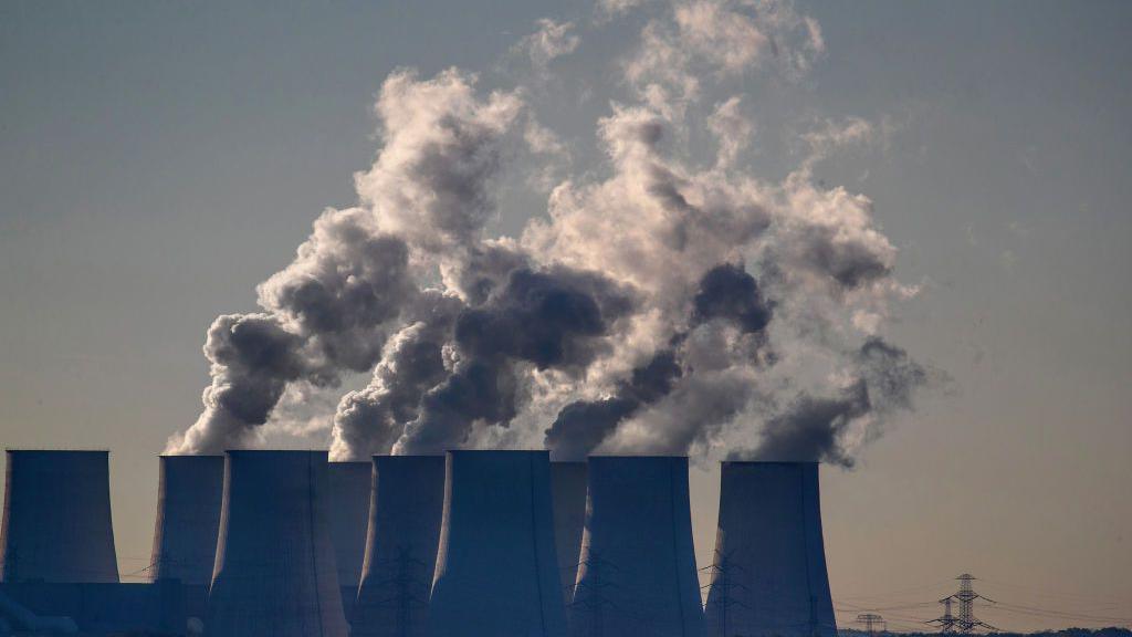 EU Slows Emissions Cut Timeline to Ease Business Burden