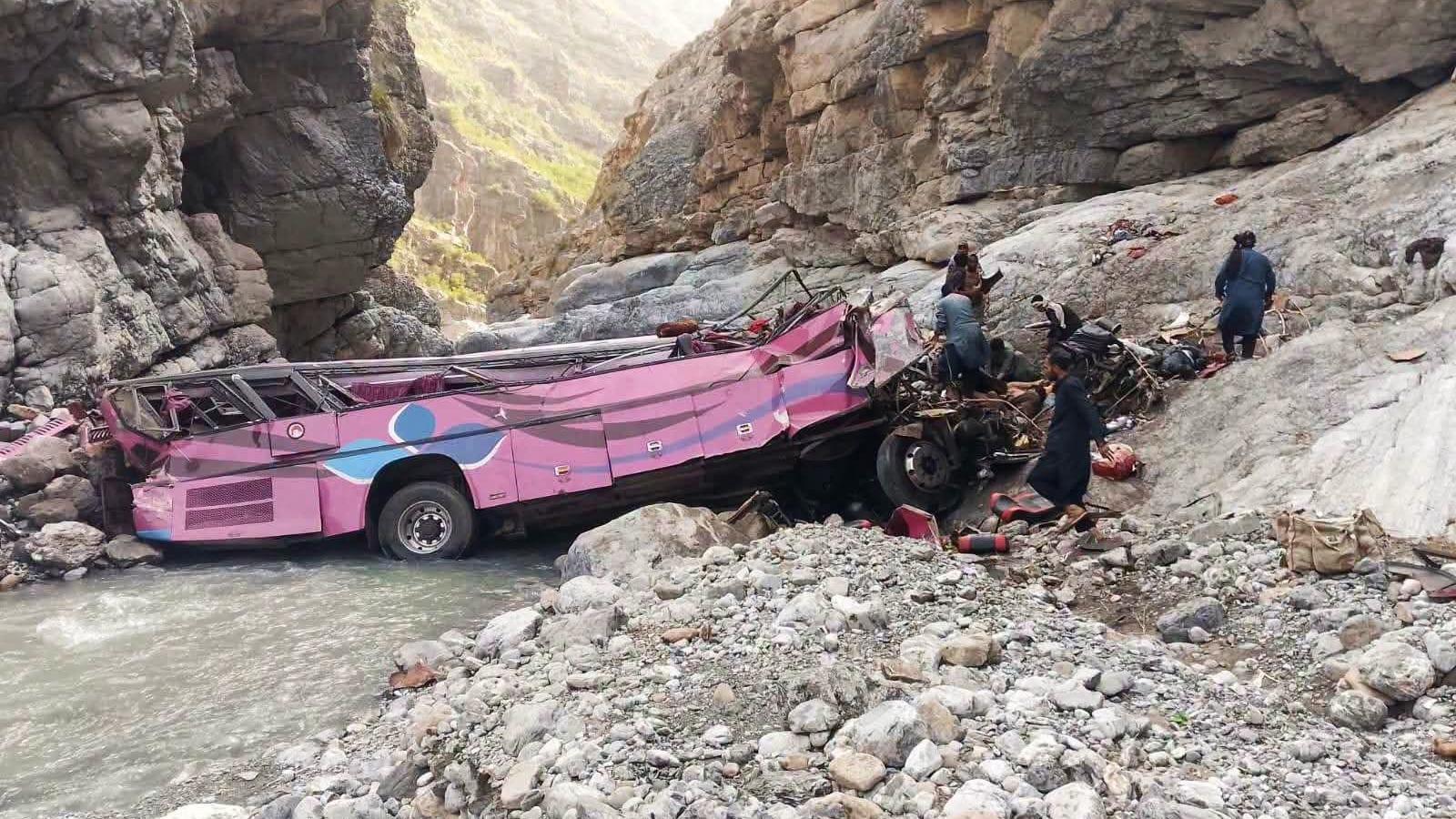 Overcrowded Bus Plunges Into Ravine in Pakistan, Killing Dozens