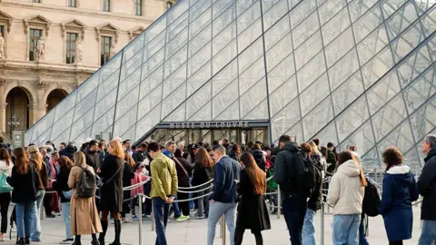 Louvre Museum Reopens Amid Security Concerns After £76 Million Theft