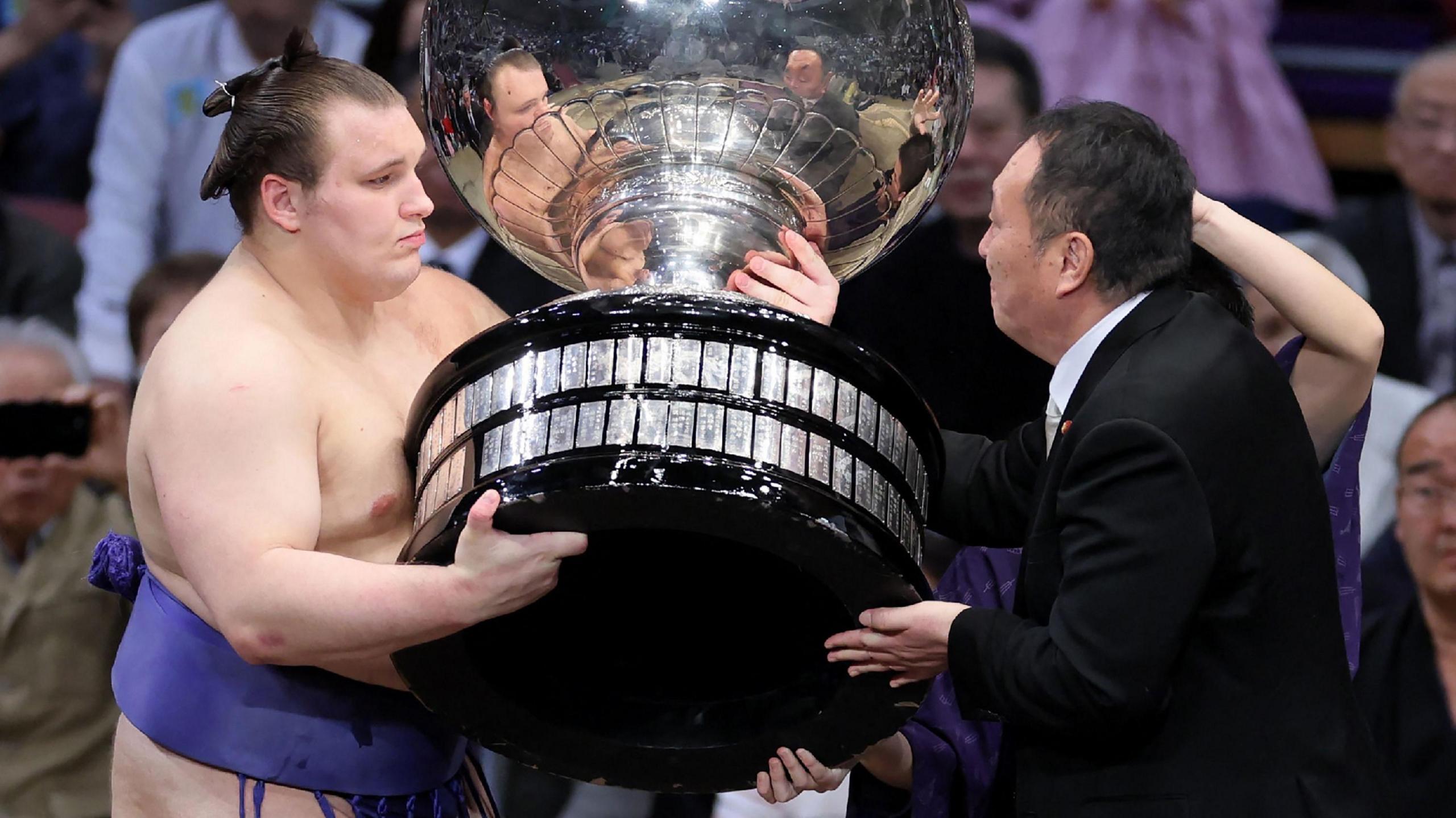Ukrainian Refugee Aonishiki Triumphs as Sumo Champion in Japan