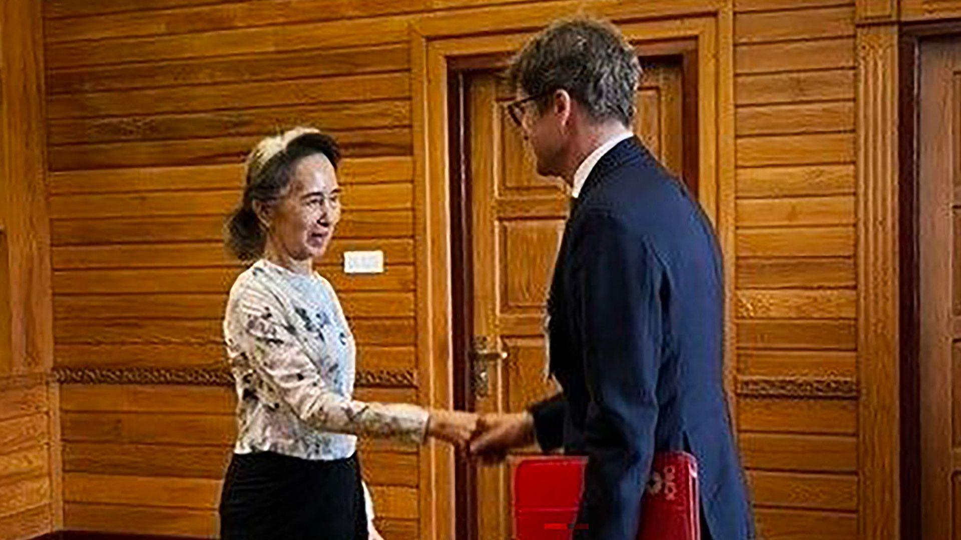 Aung San Suu Kyi Meets ICRC Delegation After 2½ Years of Incarceration