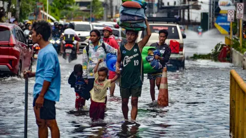 Typhoon Kalmaegi Kills 114 in the Philippines, Threatens Vietnam
