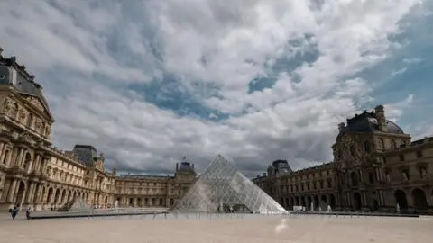Robbery Forces Temporary Closure of Louvre Museum in Paris