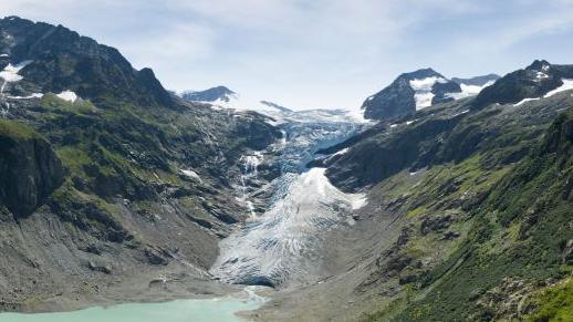 Swiss Glacier Unveils 34‑Year Mystery: Missing Hikers’ Bodies Found