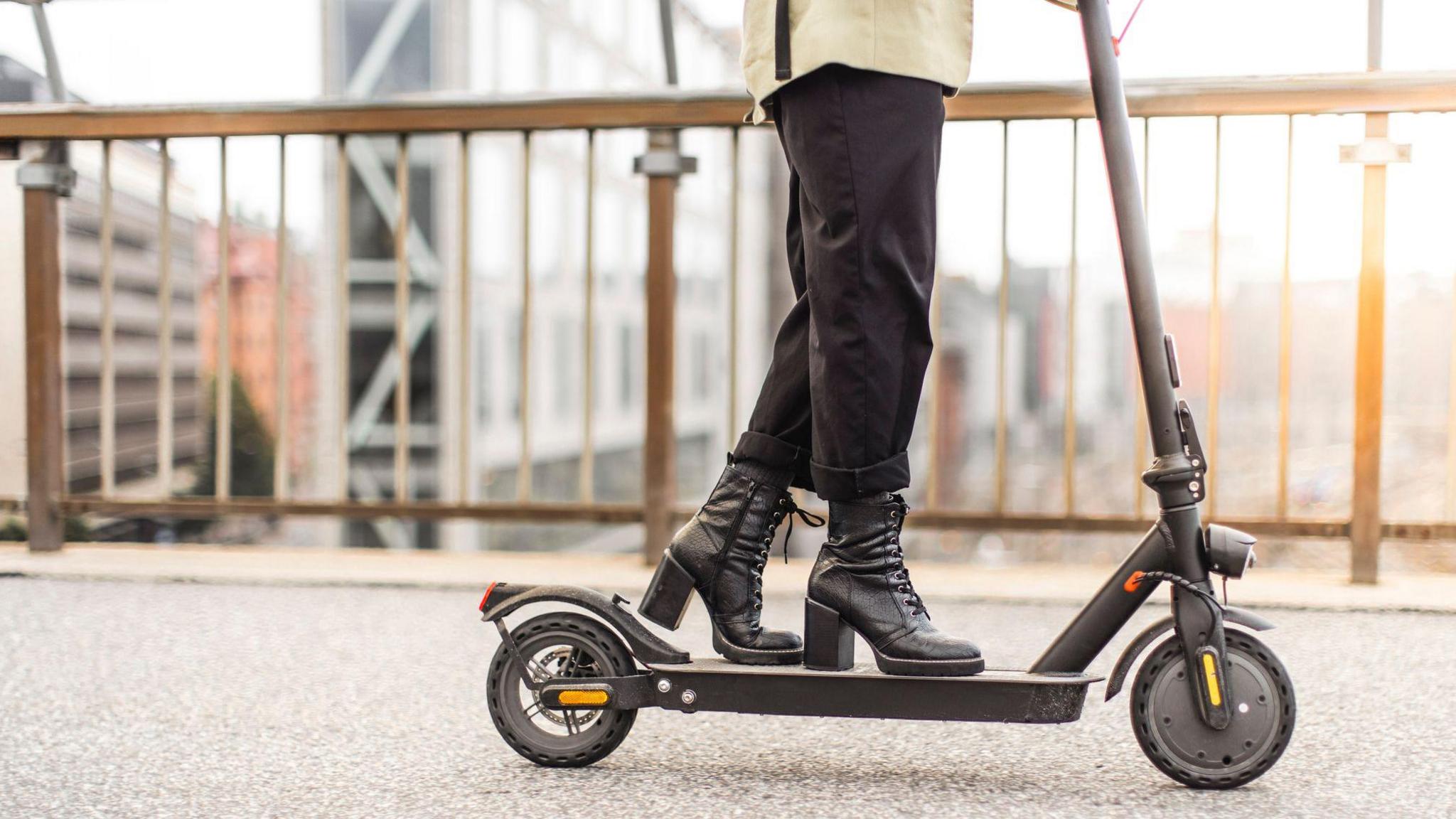 Paris forces e‑scooter riders onto helmets, vests or fines