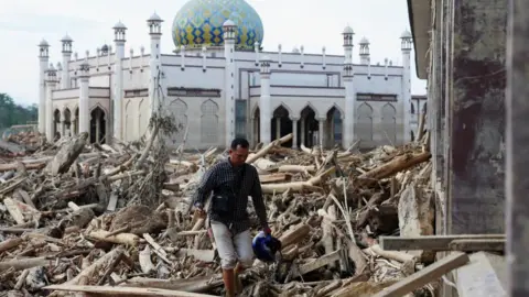 Indonesia Faces Catastrophic Flooding as Death Toll Surpasses 900