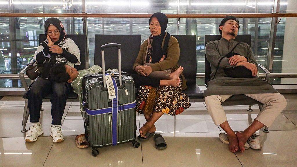 Volcano eruption forces mass flight suspension at Indonesia's Soekarno‑Hatta airport