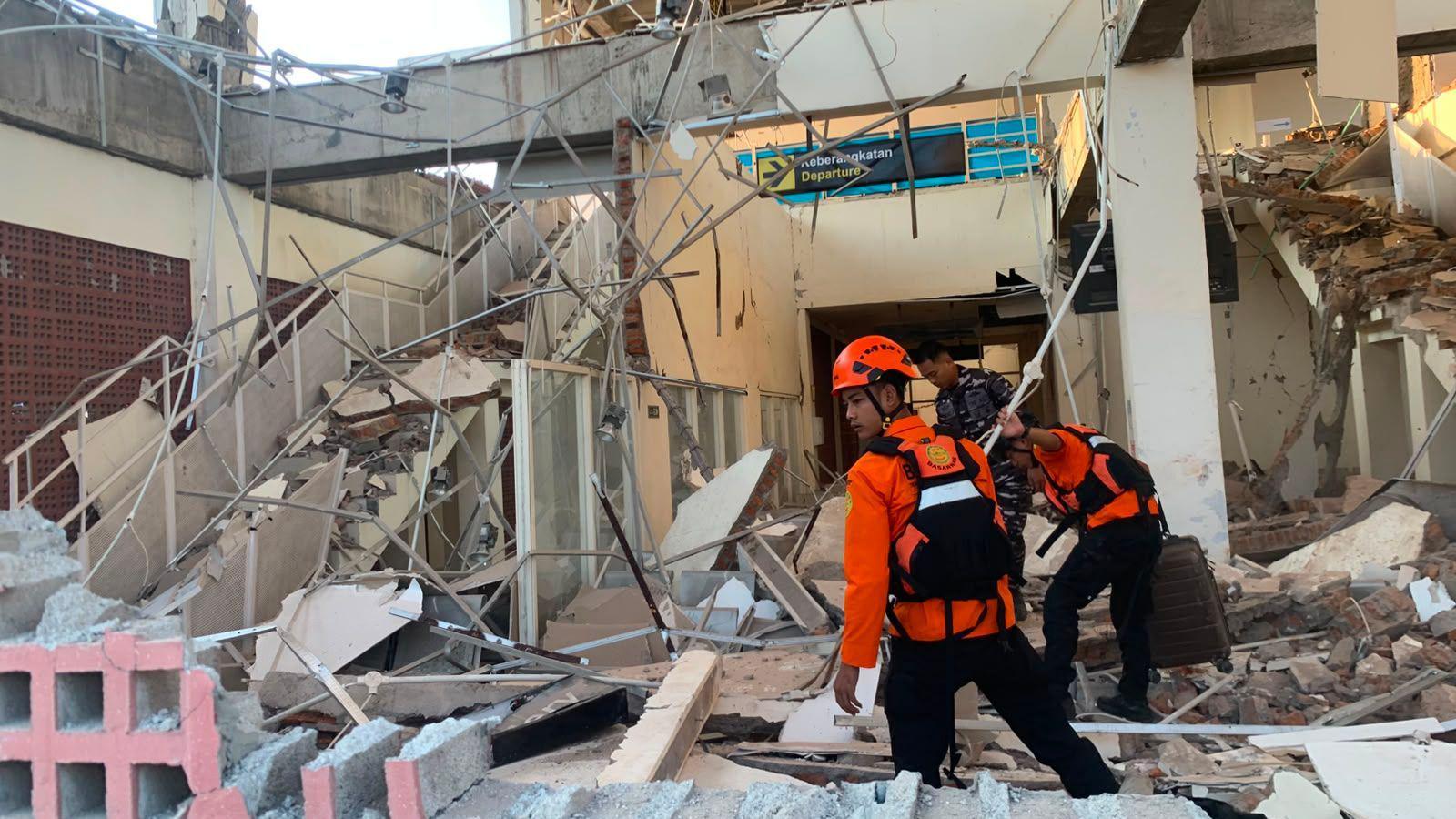 Indonesia’s 7.7 Earthquake Leaves Five Dead, Towns in Ruins