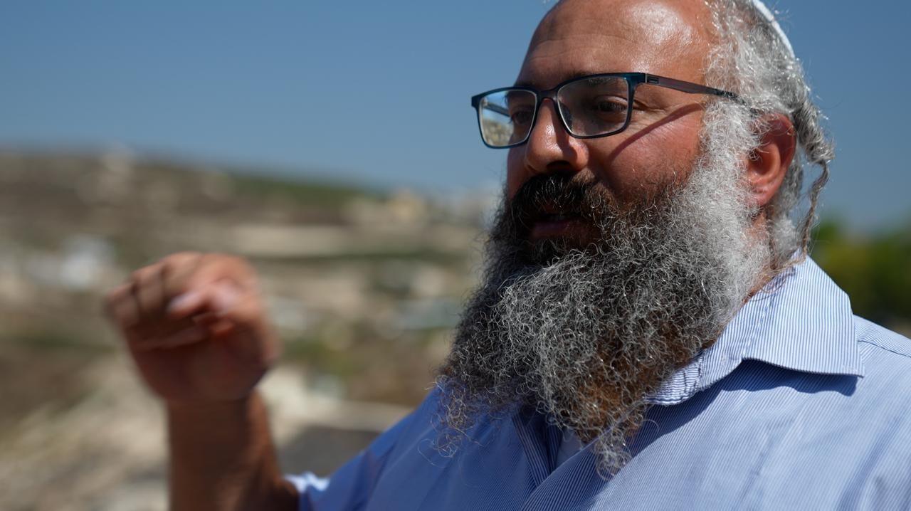 Israeli Settlers Besiege Palestinian Families in Qusra, West Bank
