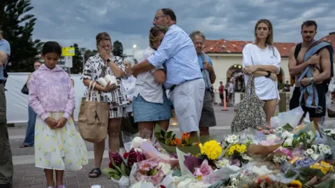 Nation Unites in Mourning: A Minute's Silence for Bondi Beach Attack Victims