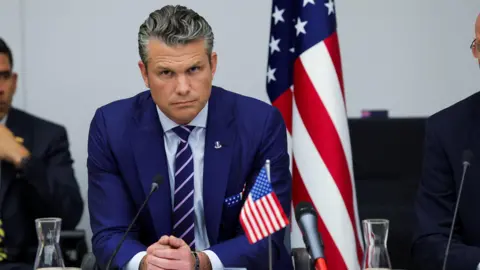 US Defence Secretary’s Flight Diverted Due to Windshield Crack