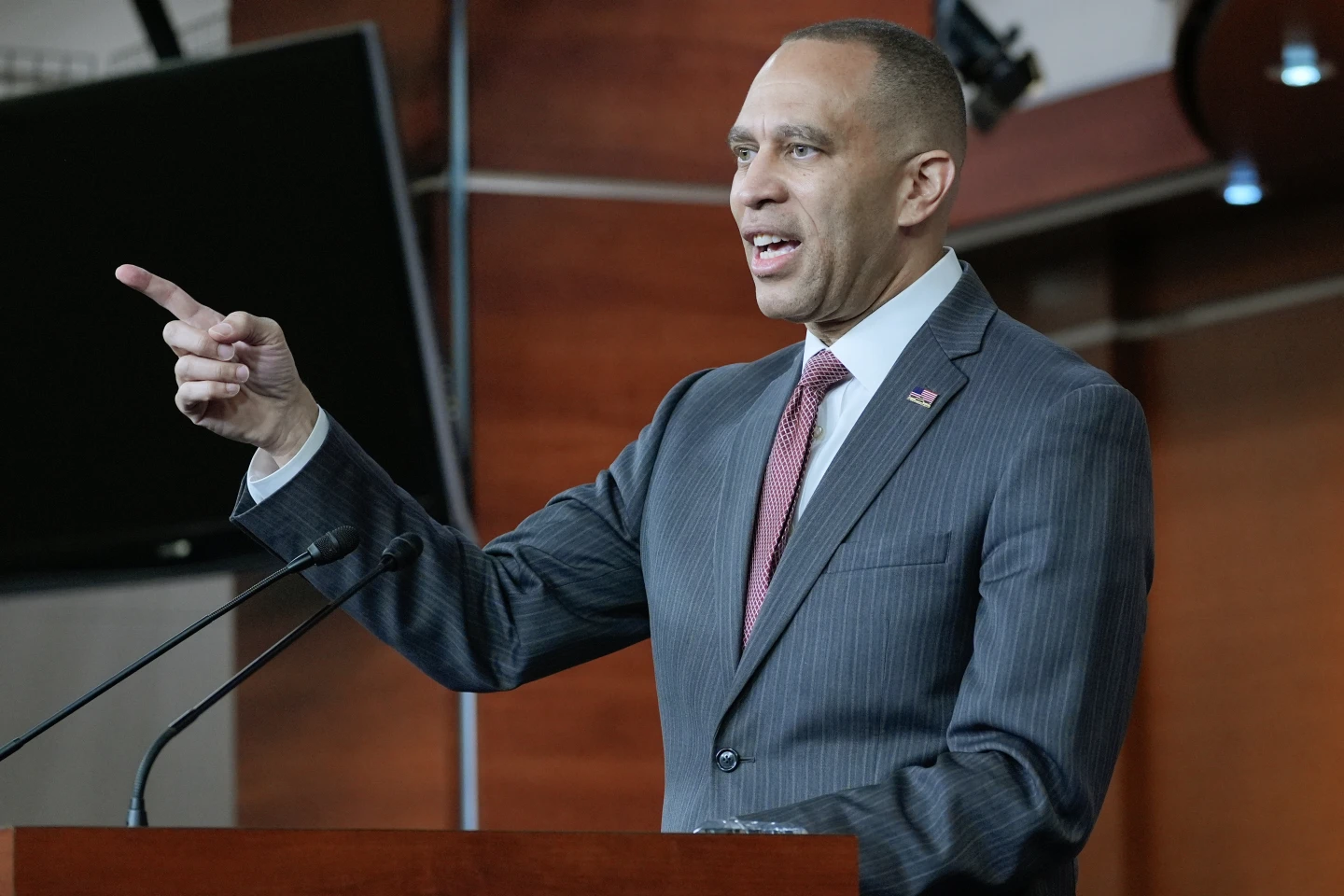 House Votes on Trump's Iran War Withdrawal: Democrats Push War Powers Resolution Challenge