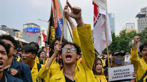 Jakarta Students Protest Over Budget Cuts and Fuel Hike