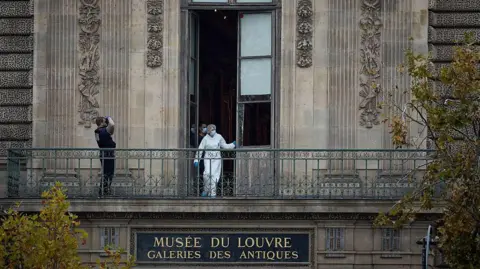 Panic at the Louvre: Attendant Recalls Dramatic Heist Scene